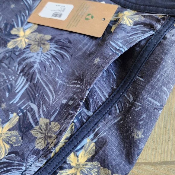 Travis Mathew Board Shorts Mens 40 Blue Floral Tropical Hawaiian Becan Ruins NEW - Picture 10 of 12